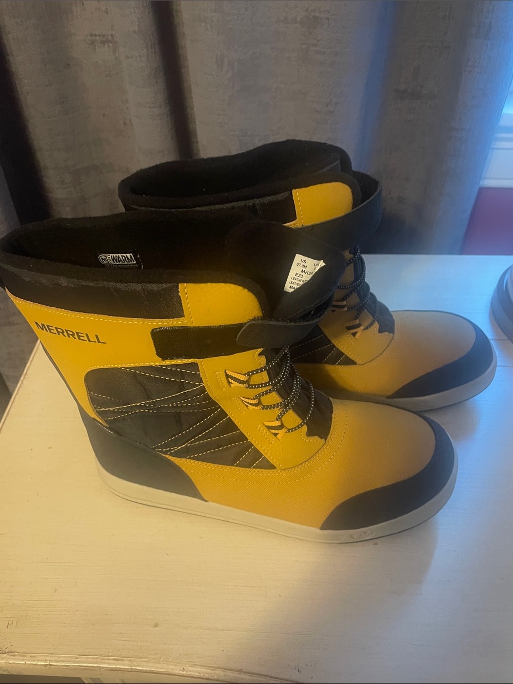 Merrell Men’s Yellow and Black Outdoor Lace-Up Boots men’s 7 New without tags
